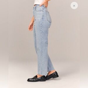Abercrombie & Fitch The Mom High Rise Curve Love Jean size 28 light wash denim